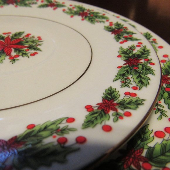 🎄(Reduced) Vintage Christmas Holly Berries 24K Gold Tea Cup/Dessert Plate Set - Picture 9 of 15